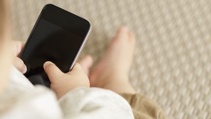 Un couple de Chinois a vendu son enfant. Il s'est servi de l'argent pour acheter notamment un iphone. (SOT / DIGITAL VISION / GETTY IMAGES)