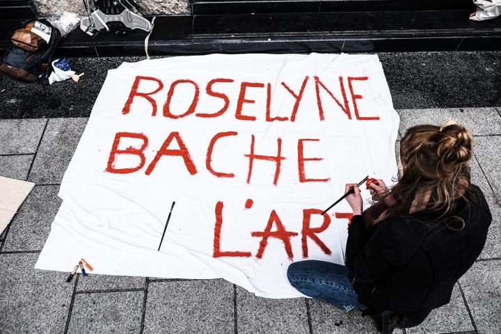 Une occupante de l'Opéra de Lyon peint le lundi 15 mars 2015 une banderole brocardant la gestion de la Culture par la ministre Roselyne Bachelot, depuis son arrivée aux affaires.&nbsp; (ANTOINE MERLET / HANS LUCAS)