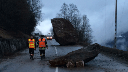 &nbsp; (Deux rochers ont bloqué la route d'accès à Val-Thorens et aux Ménuires © Maxppp)