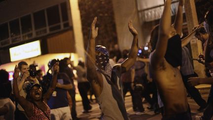 &nbsp; (Des manifestants lèvent les mains pour protester contre le meurtre de Michael Brown, mardi soir à Ferguson. © REUTERS / Joshua Lott)