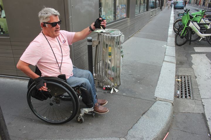 Franck Maille devant un trottoir sans abaissement, le 28 août 2024, à Paris. (CLEMENT PARROT / FRANCEINFO)