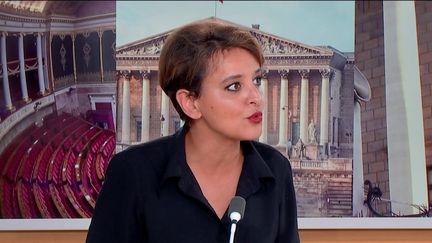 Dans une tribune parue ce 25 juin dans Le Monde, Najat Vallaud-Belkacem, ancienne ministre socialiste de l’Éducation nationale, accuse le RN de mettre une "cible dans le dos" à tous les Français d’origine étrangère. Elle était l’invitée du 19/20 info. (franceinfo)