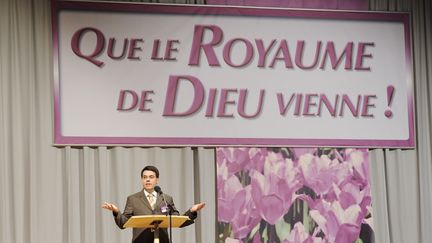 Un homme parle lors de l'Assembl&eacute;e annuelle des T&eacute;moins de J&eacute;hovah, &agrave; Villepinte (Seine-Saint-Denis), le 22 juillet 2011. (BERTRAND GUAY / AFP)