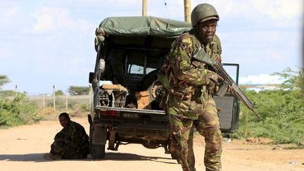 Un soldat kenyan &agrave; proximit&eacute; du campus de Garissa, le 2 avril 2015. (NOOR KHAMIS / REUTERS)