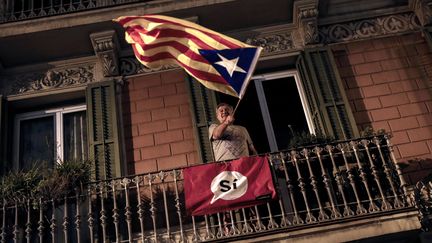 Un homme avec son drapeau catalan&nbsp;après le référendum en Catalogne, à Barcelone, le 1er octobre 2017. (PAU BARRENA / AFP)