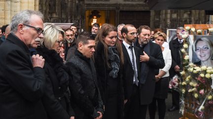 La famille d'Alexia Daval, le 8 novembre 2017, lors des funérailles de la jeune femme à&nbsp;Gray&nbsp;(Haute-Saône),&nbsp;avec de gauche à droite : Jean-Pierre Fouillot (son père), Isabelle Fouillot (sa mère), Jonathann Daval (son mari), Stephanie (sa sœur) et Grégory Gay (son beau-frère). (SEBASTIEN BOZON / AFP)