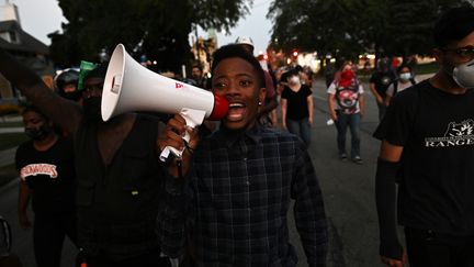 Des manifestants défilent&nbsp;à Kenosha (Wisconsin, Etats-Unis) après que Jacob Blake a été grièvement blessé par des policiers, le 27 août 2020. (STEPHEN MATUREN / REUTERS)