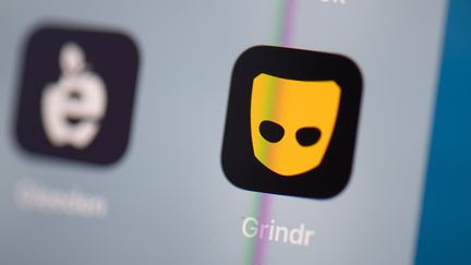 Le logo de l'application de rencontres&nbsp;entre gays Grindr, sur un écran, en juillet 2019. (MARTIN BUREAU / AFP)