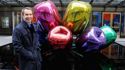 L'artiste américain Jeff Koons pose devant sa sculpture "Tulips" à New York, le 6 novembre 2012. (JAMIE MCCARTHY / GETTY IMAGES NORTH AMERICA)