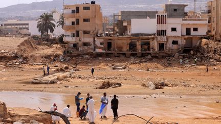 Opérations de secours dans la ville de Derna, dans l'est de la Libye, le 17 septembre 2023, après des inondations dévastatrices. (KARIM SAHIB / AFP)