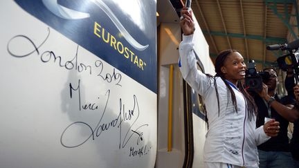 A son arriv&eacute;e &agrave; Paris, l'escrimeuse Laura Flessel d&eacute;dicace l'Eurostar sp&eacute;cialement affr&eacute;t&eacute;&nbsp;pour l'&eacute;quipe de France olympique. (ERIC FEFERBERG / AFP)