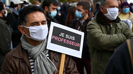 Une homme lors d'un rassemblement en hommage au professeur assasiné, le 17 octobre 2020 à&nbsp;Conflans-Sainte-Honorine (Yvelines). (DAMIEN MEYER / AFP)