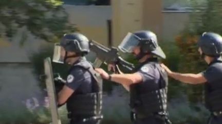 Les enfants d'une école de Cavaillon (Vaucluse) ont dû être confinés alors que plusieurs détonations avaient été entendues mardi 21 septembre. Cela s'est produit dans une cité sensible, régulièrement en proie aux règlements de comptes sur fond de trafic de drogue. (FRANCE 2)