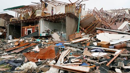 Une personne est morte dans l'incendie de sa maison à Rockport, alors que Harvey abordait les côtes du Texas. (RICK WILKING / REUTERS)