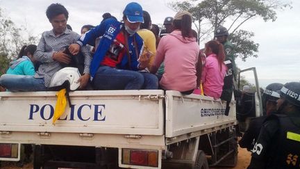 Dans la province de Svay Rieng, au Cambodge, le 21 décembre 2015: ces ouvriers du textile ont été arrêtés par la police après qu'ils eurent participé à une manifestation devant leur usine. Ils demandaient une revalorisation de leurs salaires. (AFP PHOTO)