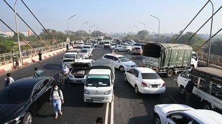 Des manifestants bloquent un pont avec leurs voitures lors d'une manifestation contre le coup d'État militaire, à Yangon en Birmanie le 17 février 2021. (SAI AUNG MAIN / AFP)