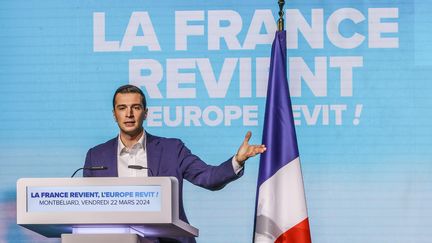 Jordan Bardella, président du RN et candidat aux élections européennes, lors d'un meeting à Montbéliard (Doubs), le 22 mars 2024. (LIONEL VADAM  / MAXPPP)