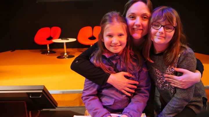 Elena, Eléonore et Marie-Anne après la conférence musicale de Philippe Katerine, salon Livre Paris 2017
 (Laurence Houot / Culturebox)