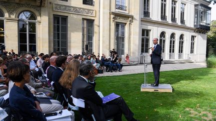 Jean-Michel Blanquer, ministre de l'Education nationale dans les jardins du ministère pour sa conférence de presse de rentrée, le mardi 27 août 2019. (CHRISTOPHE ARCHAMBAULT / AFP)