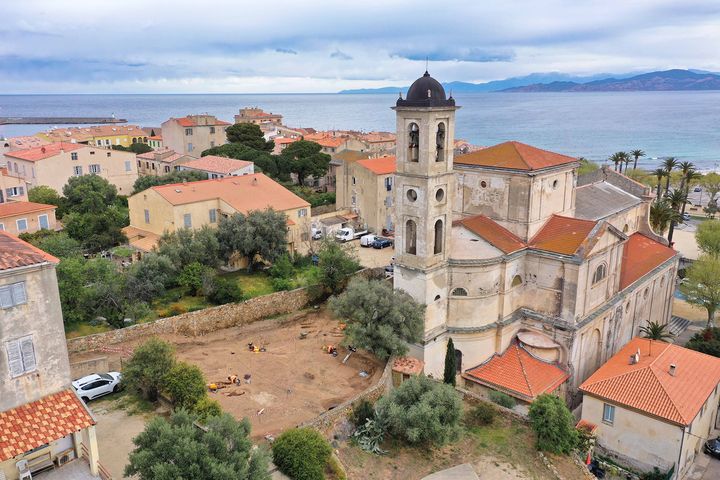 Vue aérienne de l'un des sites de fouilles archéologiques à l'Île-Rousse (PASCAL DRUELLE / INRAP)