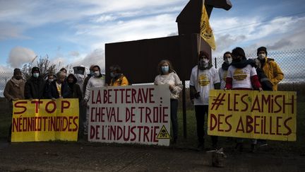 Des militants écologistes protestent contre les néonicotinoïdes, le 26 octobre 2020 à Monbéqui (Tarn-et-Garonne). (LIONEL BONAVENTURE / AFP)