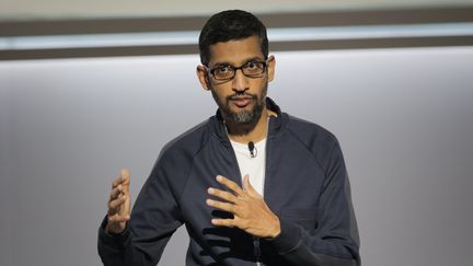 Le patron de Google, Sundar Pichai, s'exprime à San Francisco (Etats-Unis) le 4 octobre 2017. (ELIJAH NOUVELAGE / AFP)