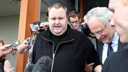 Kim Schmitz, alias Kim Dotcom, fondateur du service de t&eacute;l&eacute;chargement&nbsp;Megaupload, &agrave; la sortie du tribunal d'Auckland, en Nouvelle-Z&eacute;lande, le 22 f&eacute;vrier 2012. (MICHAEL BRADLEY / AFP)