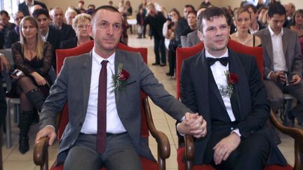 Un couple d'homosexuels est mari&eacute; symboliquement par le maire communiste de Cabestany pr&egrave;s de Perpignan (Pyr&eacute;n&eacute;es orientales), le 12 novembre 2011. (RAYMOND ROIG / AFP)