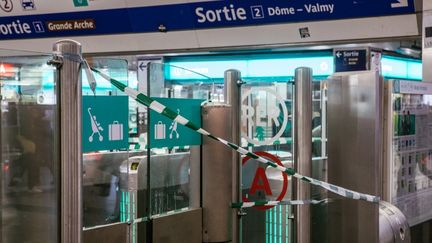 &nbsp;La station RER de La Défense (Hauts-de-Seine), fermée aux heures creuses, le 12 décembre, 8e jour de grève contre la réforme des retraites.&nbsp; (MATHIEU MENARD / HANS LUCAS / AFP)