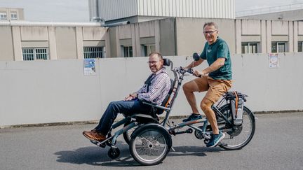 Atteint d'un handicap de naissance, Yoann teste, vendredi 30 août à Granville, le vélo pousseur qui lui permettra de participer, le lendemain, à l'étape entre Granville et Saint-Hilaire-du-Harcouët organisée par le centre de rééducation "Le Normandy". (PIERRE MOREL / FRANCEINFO)