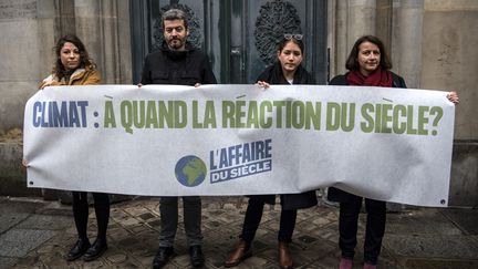 Célia Gautier (FNH), Jean-François Julliard (Greenpeace), Marine Denis (Notre affaire à tous) et Cécile Duflot (Oxfam France), devant le tribunal administratif de Paris le 14 mars 2019. (CHRISTOPHE ARCHAMBAULT / AFP)