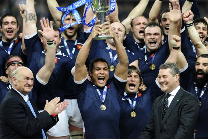 Thierry Dusautoir soulève la coupe du&nbsp;Tournoi des six nations, le 20 mars 2010 au Stade de France, à Saint-Denis (Seine-Saint-Denis). (FRANCK FIFE / AFP)