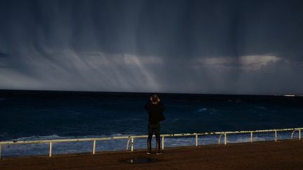 Un homme face à la mer, avant les fortes intempéries survenues mercredi 23 octobre dans le sud de la France. (France 2)