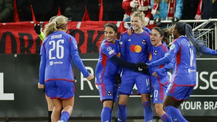 Ada Hegerberg et ses coéquipières célèbrent leur qualification en quart de finale de Ligue des champions après le match de l'OL face au SK Brann (2-2), le 21 décembre 2023 à Bergen (Norvège). (PAUL S. AMUNDSEN / NTB)