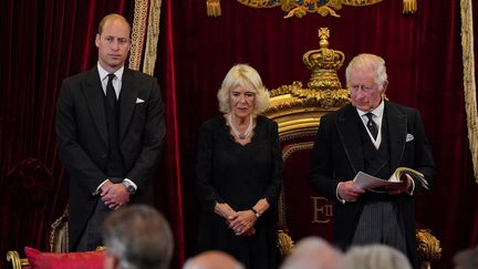 Le prince William, à gauche, participe à la proclamation de son père, le roi Charles III, le 10 septembre 2022, à Londres. (JONATHAN BRADY / AFP)