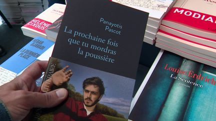 Le premier roman « la prochaine fois que tu mordras la poussiere » de Panayotis Pascot est en vente depuis le 23 août. (France 3)