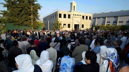 Rassemblement apr&egrave;s l'incendie criminel contre la mosqu&eacute;e en construction d'Aubagne (Bouches-du-Rh&ocirc;ne), le 4 octobre 2004. (MAXPPP)