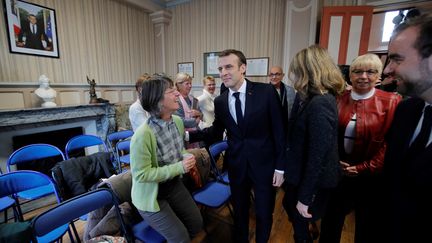 Le président de la République, à son arrivée à la mairie de Gansy, dans l'Eure, mardi 15 janvier. (PHILIPPE WOJAZER / POOL / AFP)