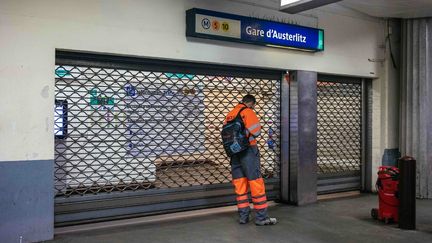 Une station de métro fermée, le 5 décembre 2019 à Paris. (MATHIEU MENARD / HANS LUCAS / AFP)