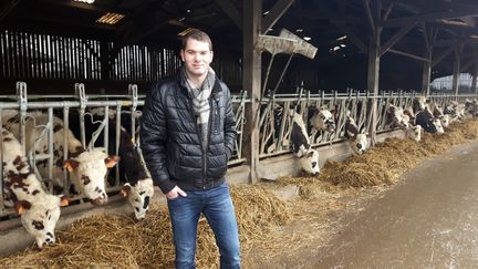 Corentin Sauvé dans la ferme familiale&nbsp;d'Andouillé-Neuville&nbsp;(Île-et-Vilaine). (GUILLAUME GAVEN / RADIO FRANCE)