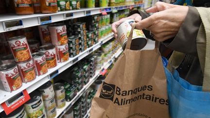 Dans le centre commercial Carrefour de Lormont (Gironde), lors de la collecte nationale des banques alimentaires, le 25 novembre 2022. (MEHDI FEDOUACH / AFP)