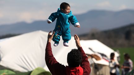 Les migrants tentent de rejoindre à pied la frontière macédonienne