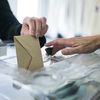 Un homme vote pour les &eacute;lections europ&eacute;ennes &agrave; Saint-Cloud (Hauts-de-Seine), le 25 mai 2014. (FRED DUFOUR / AFP)