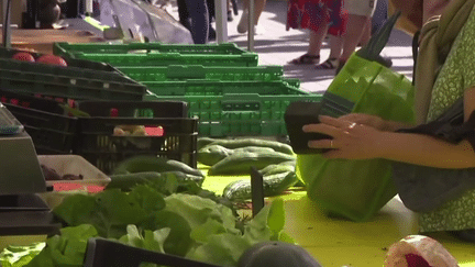 Certains fruits et légumes sont de moins en moins chers sur les marchés. C'est la conséquence d’une météo maussade sur la moitié nord du pays. (France 3)