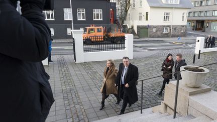 Geir Haarde et son &eacute;pouse arrivent au tribunal &agrave; Reykjavik (Islande), le 5 mars 2012.&nbsp; (HALLDOR KOLBEINS / AFP)