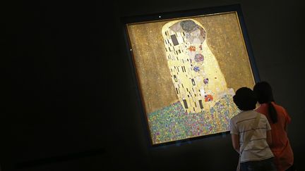 "Le Baiser" de l'Autrichien Gustav Klimt, exposé au Palais du Belvédère, à Vienne (Autriche), le 12 juillet 2012. (ALEXANDER KLEIN / AFP)