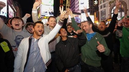 Les New-Yorkais fêtent la mort de Ben Laden à Times Square (AFP / Timothy A. Clary)