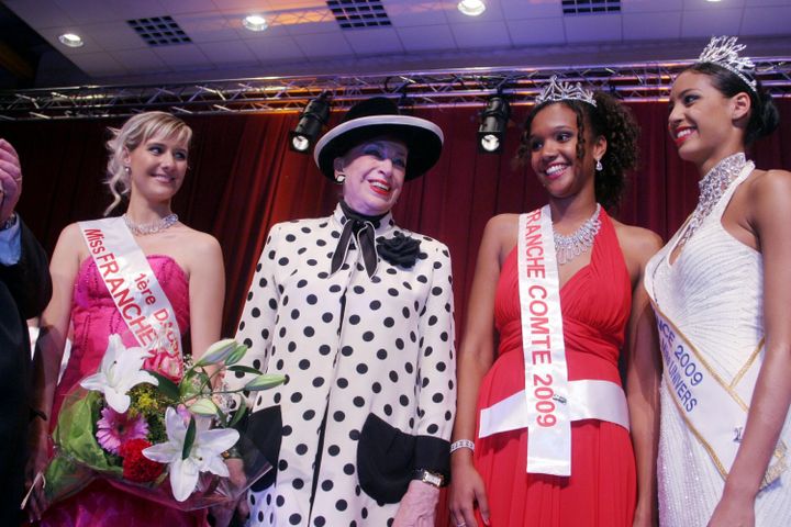 Estelle Diop (2e en partant de la gauche), avec Geneviève de Fontenay (au centre), à Port-sur-Saône (Haute-Saône), le 12 octobre 2009. (MAXPPP)