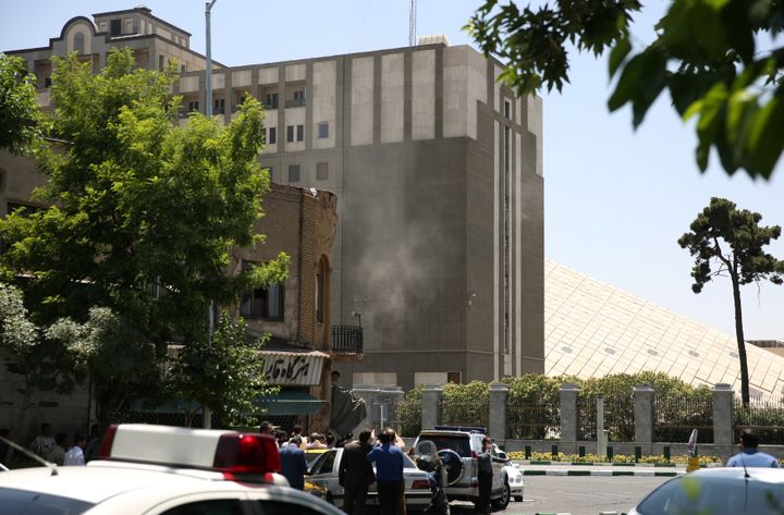 De la fumée se dégage du Parlement d'Iran, mercredi 7 juin 2017 à Téhéran, pendant l'attaque revendiquée par la suite par le groupe Etat islamique. (REUTERS)