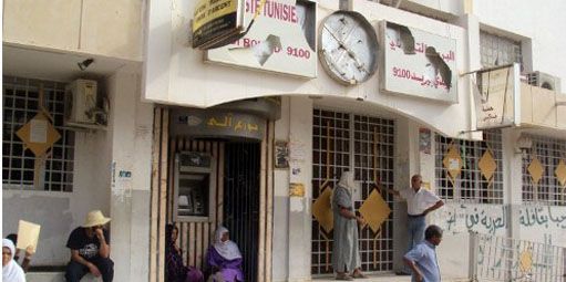 Habitants de Sidi Bouzid (centre de la Tunisie) devant la poste de la ville pendant une grève générale le 14 août 2012. (AFP - MOKHTAR KAHOULI )